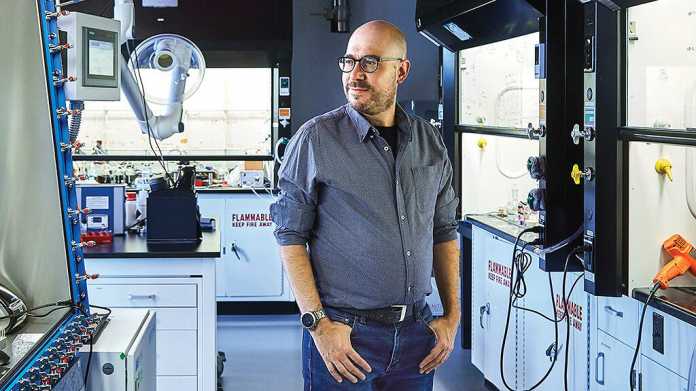 In seinem Labor in Toronto verbindet Alán Aspuru-Guzik konventionelle Chemie mit modernster Roboter- und KI-Technologie., Foto: Derek Shapton