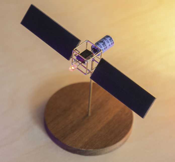 Satellitenmodell mit Solarzellen und ATiny Microprozessor