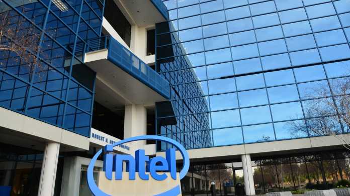 Intel-Schild vor Bürogebäude