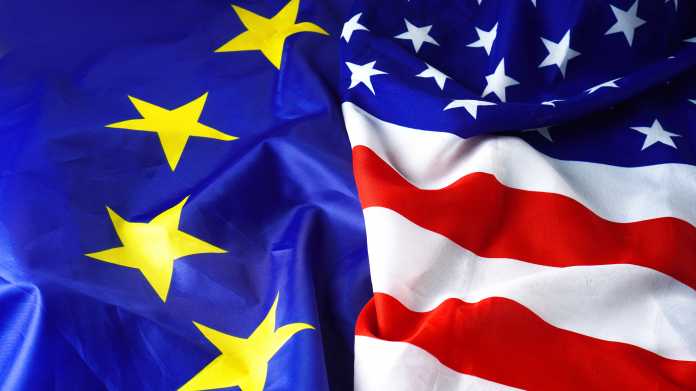 Flaggen der Europäischen Union und der USA