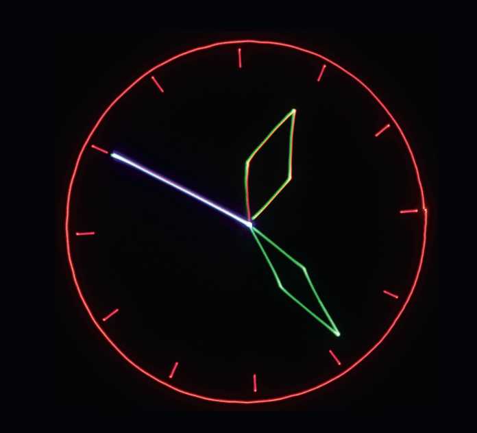 Uhr mit rotem Ziffernblattrand und drei Zeigern in gelb, grün und blau.
