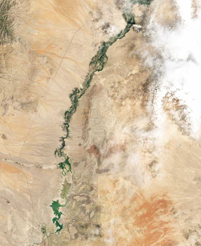 Das Elephant Butte Reservoir in New Mexico versorgt auch El Paso mit Wasser. Auf Satellitenbildern ist deutlich zu sehen, wie stark der Wasserstand zwischen Juni 1994 (links) und Juli 2013 (rechts) zurückgegangen ist., Foto: Nasa Earth Observatory / Jesse Allen, Robert Simmon; Landsat Data, U.S. Geological Survey