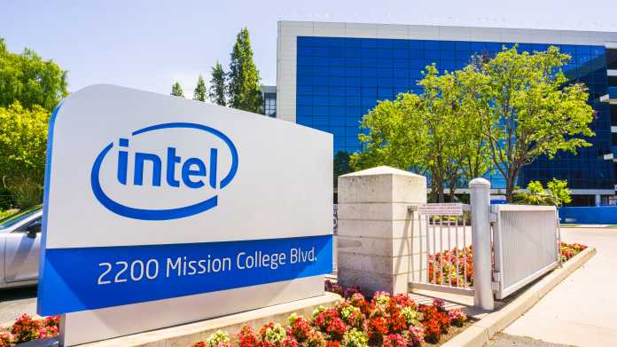 Intel-Firmenlogo an Grundstückseinfahrt