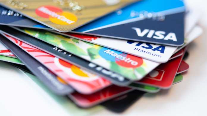 Ein ungeordneter Stapel mit Kreditkarten und Girokarten von verschiedenen Zahlungsdienstleistern wie Mastercard oder Visa.