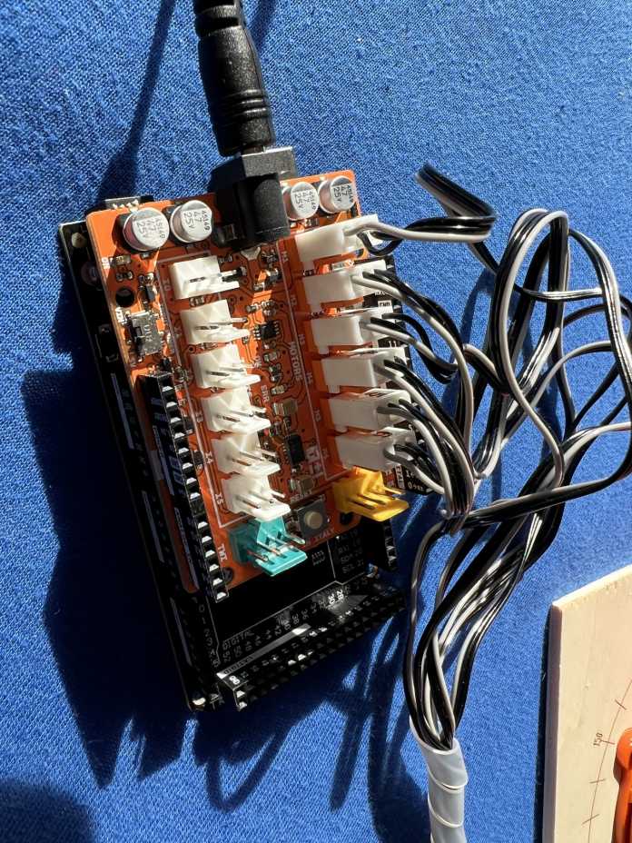 Zwei bis drei Stunden dauert das Zusammensetzen des Roboterarms. Zu sehen ist das voll verbundene Braccio-Shield.