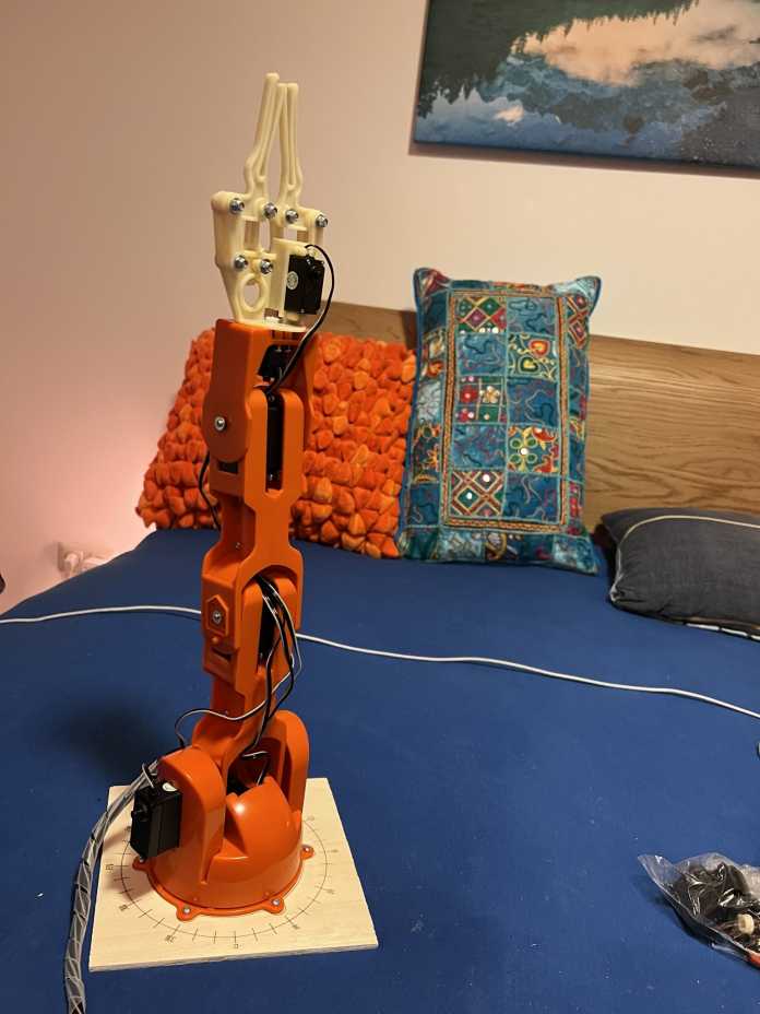 Der testBraccio90-Sketch endet - bei erfolgreichem Aufbau - in nach oben ausgestreckter Haltung.