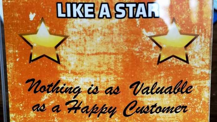 Schild "Nothing is as valuabe as a Happy Customer", darüber zwei Sterne une der Text "Like a Star"