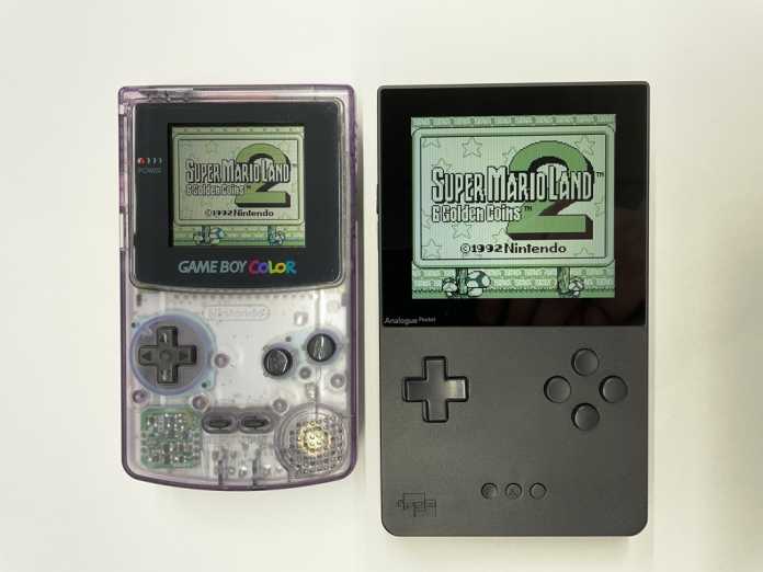 Wie früher, nur mit bedeutend besserer Technik: Original Game Boy Color (links) im Vergleich mit Analogue Pocket. , 