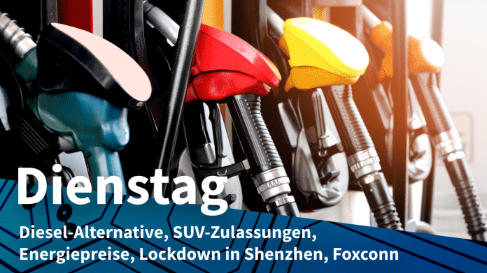 Zapfsäule, dazu Text: DIENSTAG Diesel-Alternative, SUV-Zulassungen, Energiepreise, Lockdown in Shenzhen, Foxconn