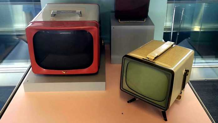 Zwei alte Fernseher