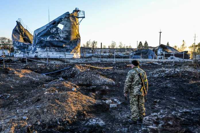 Ein Soldat begutachtet ein zerstörtes ukrainisches Gasheizwerk in Schytomyr. Die Stadt liegt rund 150 Kilometer westlich von Kiew.  , Foto: picture alliance / EPA / Miguel A. Lopes