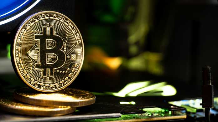 Güldene Münze mit Bitcoin-Logo