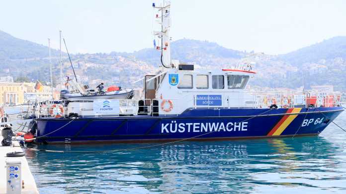 Schiff der deutschen Küstenwache auf einer Frontex-Mission im Hafen von Samos, Griechenland
