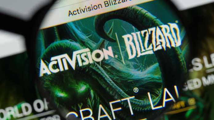 Wortbildmarken "Activision" und "Blizzard" unter einer Lupe