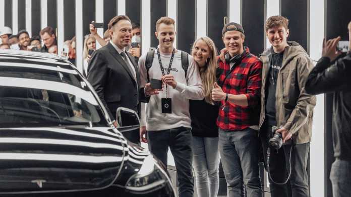 Elon Musk und ein Tesla-Käufer in Grünheide in Brandenburg