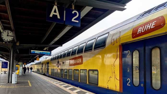 Doppelstockwaggons eines metronom-Zuges steht an einem Bahnsteig; der Fahrtzielanzeiger sagt "Göttingen"