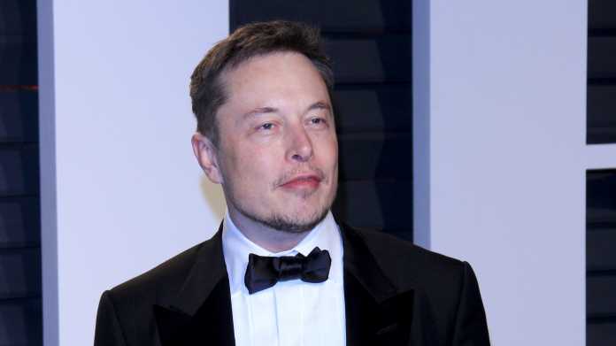 Elon Musk in Smoking mit Fliege