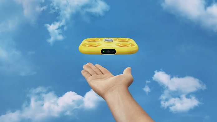 Pixy Drohne von Snap fliegt über einer Hand