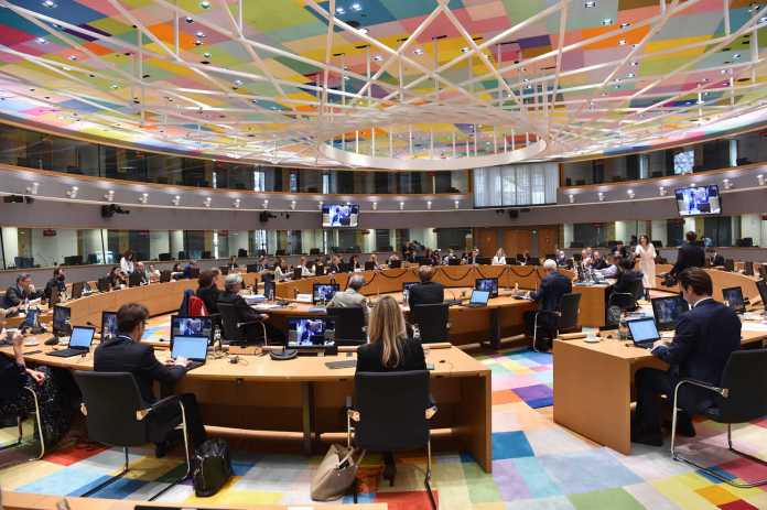 Bis tief in die Nacht verhandelten die EU-Institutionen im Trilogverfahren hinter verschlossenen Türen über den DSA-Kompromiss., Bild: EU-Kommission