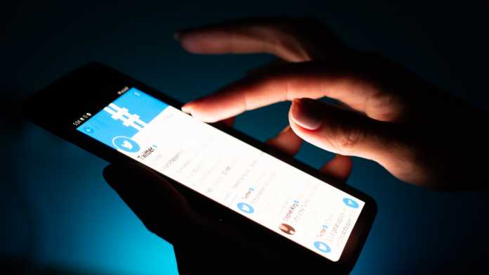 Weibliche Hand über Handy mit Twitter-App