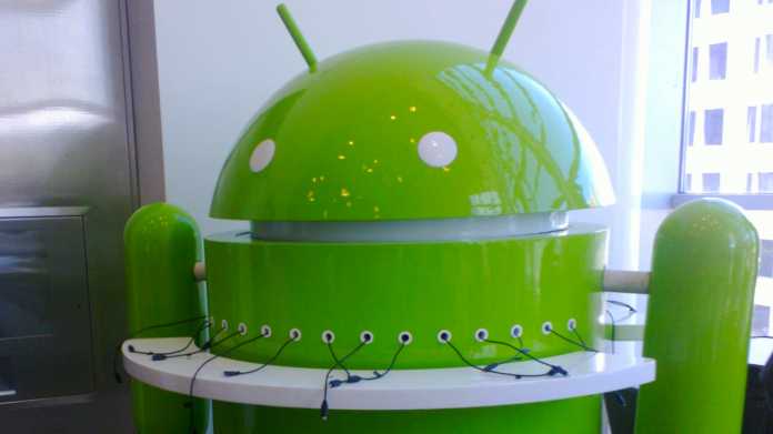 Personnage Android avec câbles de charge pour téléphones mobiles