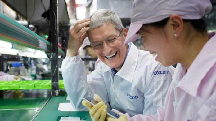 Tim Cook bei Foxconn in China