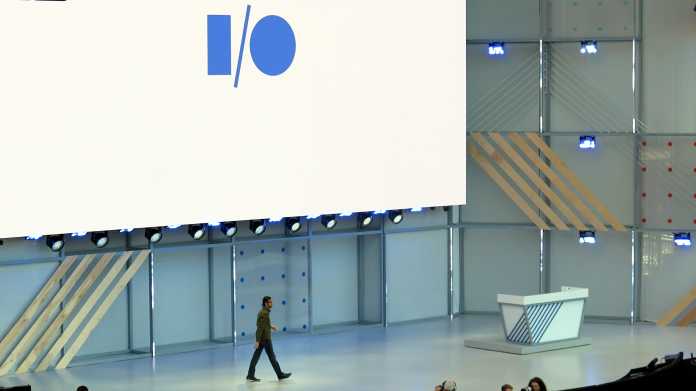Google Pichai schreitet auf eine Bühne; auf der Leinwand prangt das I/O-Logo