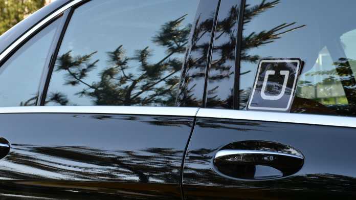 Türen eines schwarzen Autos, im Festner klebt ein Uber-Logo