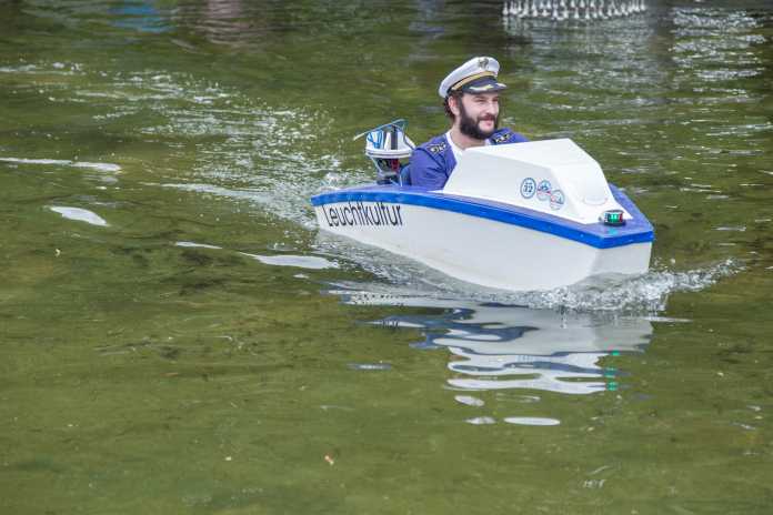 Bemanntes Mini-Motorboot auf Teich