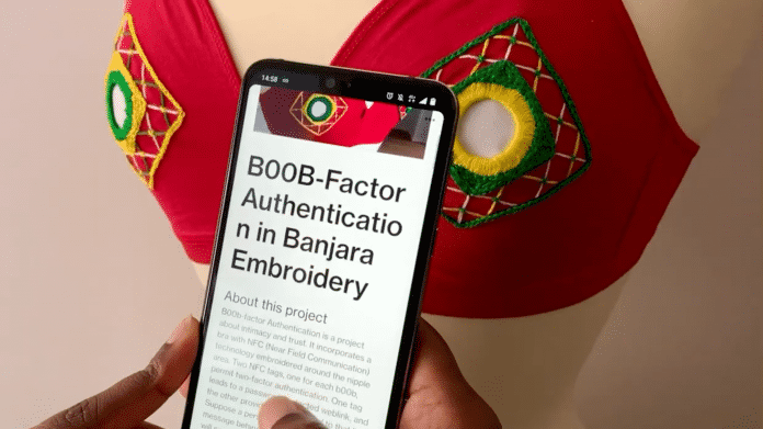 Ein Smartphone mit dem Artikel "B00b-Factor Authentication" vor einem roten BH mit Stickereien und NFC-Tags.