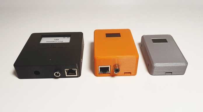 Drei unterschiedlich große Gehäuse aus dem 3D-Drucker in schwarz, orange und grau.