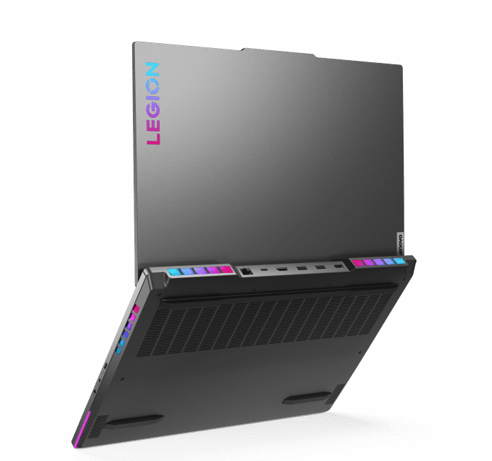 Gaming-Notebooks mit Intels potenten ADL-HX-Prozessoren brauchen starke Kühlsysteme, die bei Lenovos Legion 7i auch bunt beleuchtet sind., Lenovo