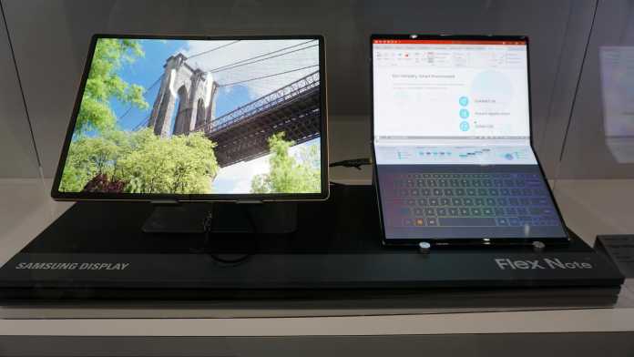 Samsungs Notebook aus einem durchgehenden OLED verwandelt sich durch Aufklappen in ein großes Videodisplay., 