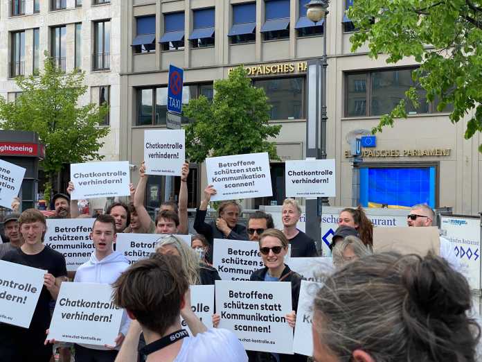 Parallel zur Vorstellung des Verordnungsvorschlags in Brüssel gab es eine kleine Demo vor der Vertretung der EU-Kommission in Berlin., Padeluun
