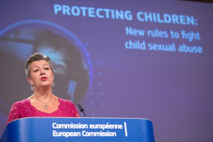 Ylva Johansson, EU-Kommissarin für Inneres: &quot;Der Vorschlag enthält klare Pflichten für Unternehmen, den Missbrauch von Kindern aufzudecken und zu melden.&quot;, EU-Kommission