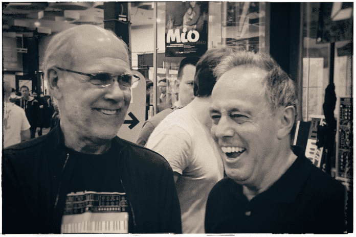 Dave Smith und Dieter Doepfer lachen gemeinsam 2019 auf der Superbooth in Berlin