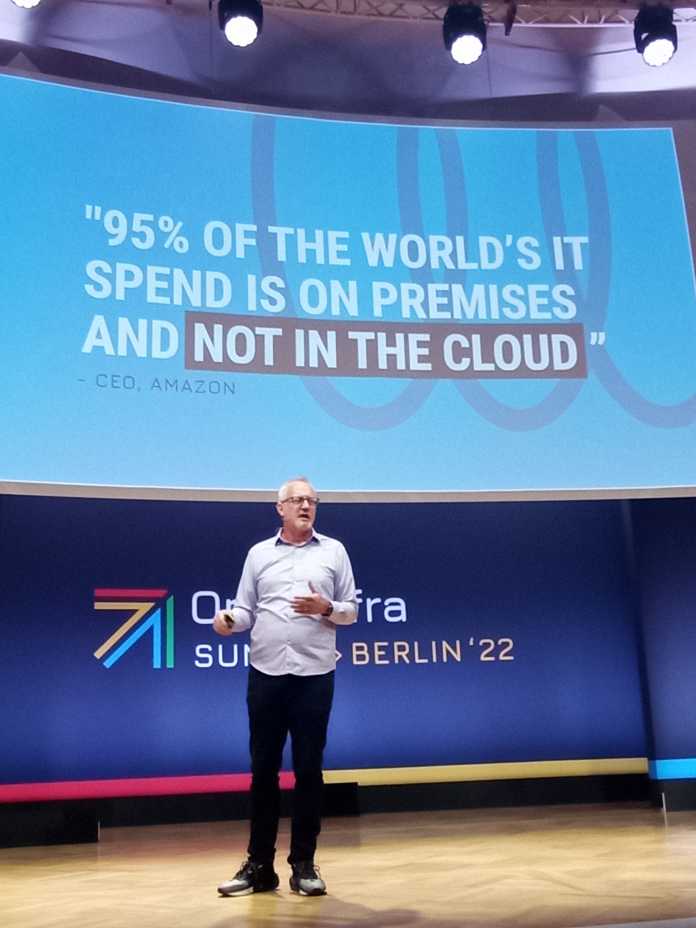 Mark Collier während der Eröffnungsrede beim OpenInfra Summit Berlin, 7. Juni 2022
