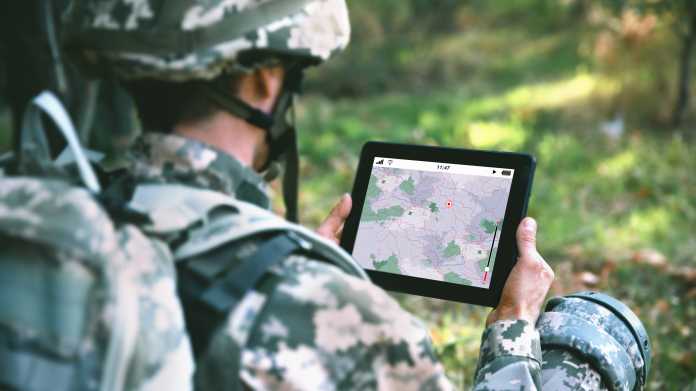 Soldier,Using,Map,On,Tablet,For,Orientation,At,Forest,Soldat,Bundeswehr