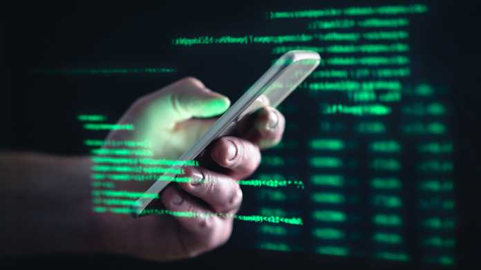 Handy in der Hand in einem symbolischen Darknet