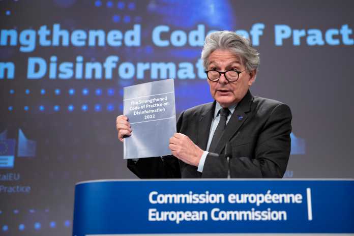 EU-Binnenmarktkommissar Thierry Breton stellte am 16. Juni den aktualisierten Kodex gegen Desinformation vor, an den sich Plattformbetreiber halten sollen., EC/Audiovisual Service