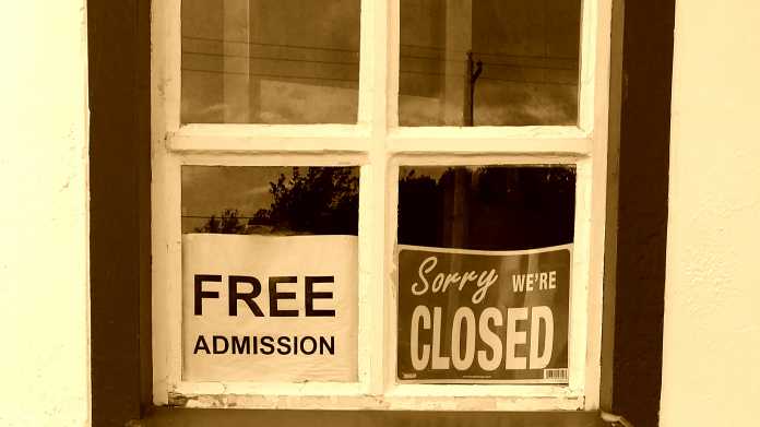 Ladenfenster mit Schildern "FREE Admission" und "Sorry we're CLOSED"