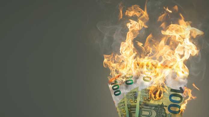 Burning,Money,-,100,Euro,Banknotes,On,Fire