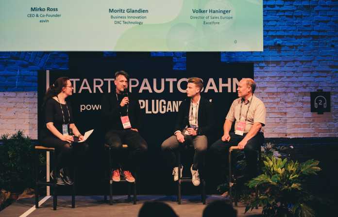 Silke Hahn (Heise-Redakteurin), Mirko Ross (CEO asvin), Moritz Glandien (DXC Technology), Volker Haninger (Excelfore) bei der EXPO2022, Paneldiskussion &quot;Track and Trace: The Automotive Software Supply Ecosystem&quot;