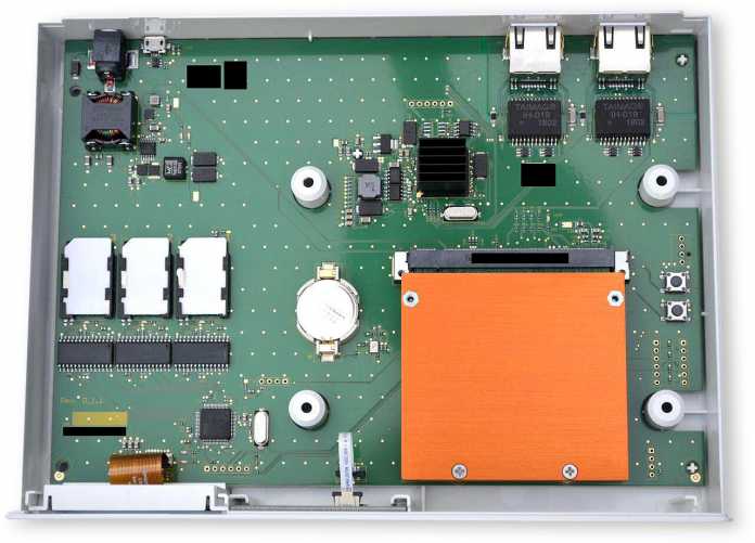 The main board of the KoCoBox comes from the company os-cillation. On the left, there are three holders for gSMC-K cards - these contain the expiring crypto certificates. On the right is the orange heat sink of the CPU board.