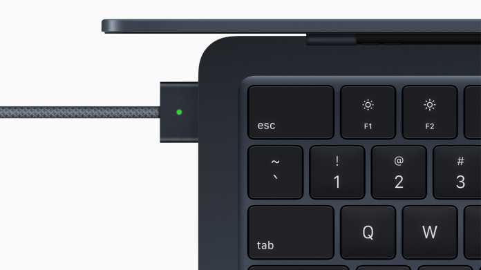 MacBook Air mit MagSafe-Ladekabel