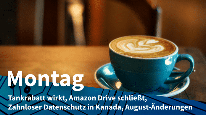 Eine Tasse Kaffee steht auf einem Holztisch; Text: "MONTAG - Tankrabtt wirkt, Amazon Drive schließt, Zahnloser Datenschutz in Kanada, August-Änderungen"