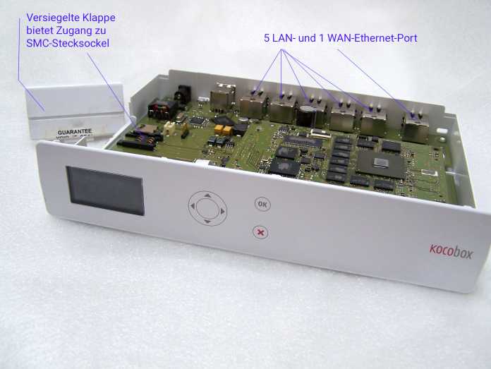 Diese frühe Version der KoCoBox erlaubte einen Austausch der gSMC-K-Karte über eine Gehäuseklappe. Das Modell war in hunderten Arztpraxen produktiv im Einsatz – zumindest in einer bis Mai 2018., 