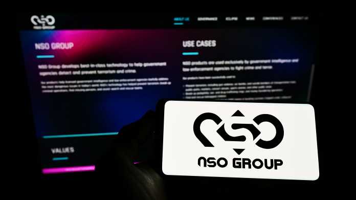 Log der NSO-Group, dahinter unscharf ein Userinterface der NSO-Group