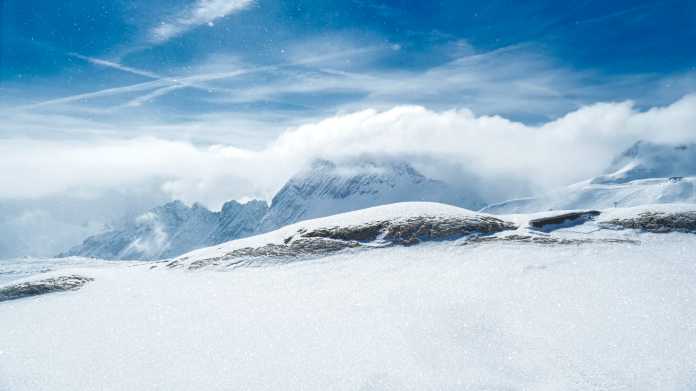 Glistening,Powder,Snow,On,The,Schneeferner,Glacier,On,The,Zugspitze