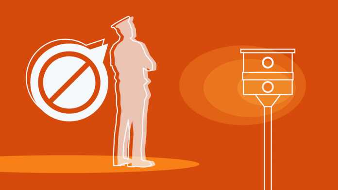 Zeichnung: Polizist steht neben einem Radarkasten und spricht ein allgemeines Verbot aus